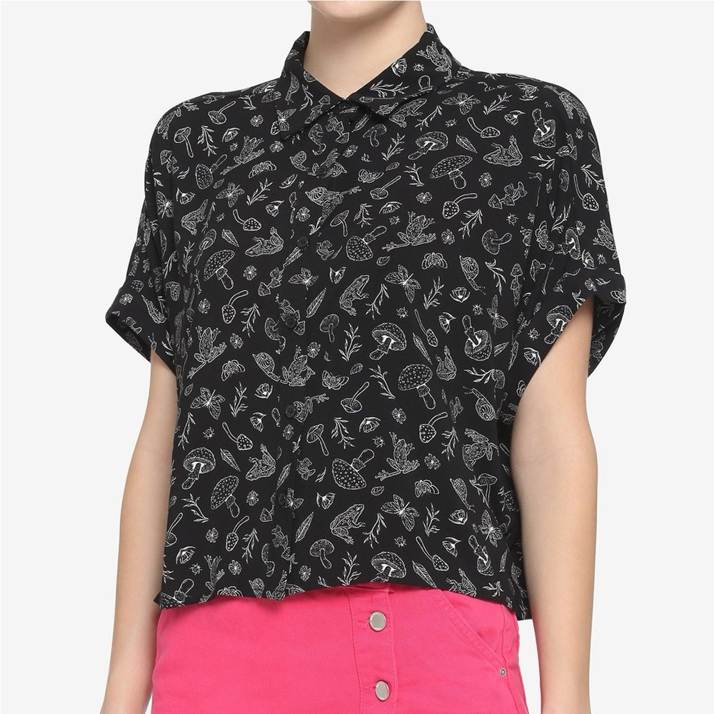 Hot Topic Black & White Frog Mushroom Print Crop Woven Button-Up Top Size Large